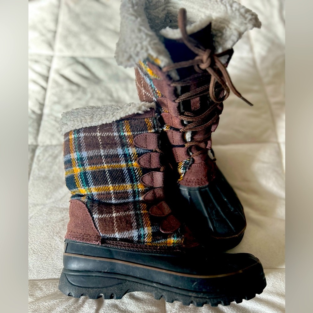 KHOMBU wool, plaid boots.